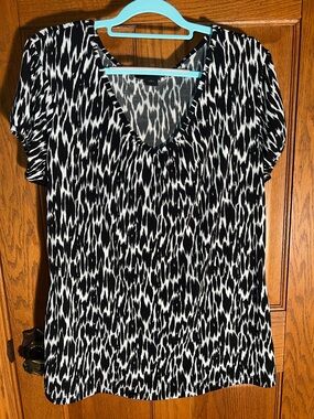 Black & White V-Neck Short Sleeve Top